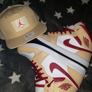 Awesome 👌🆒️🙌👌 jordan 1 mids..worn 2 time 4 hrs total...Great shape....
